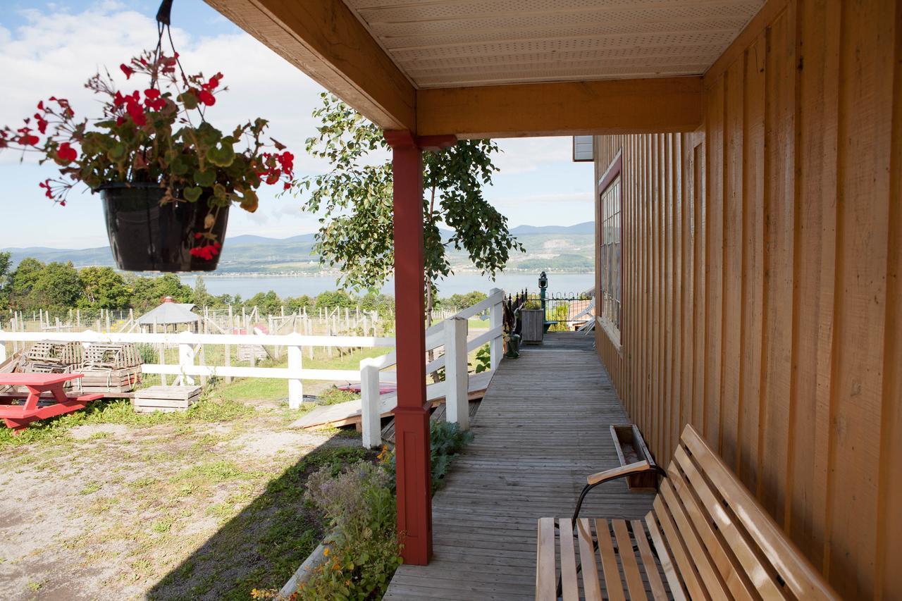 Auberge Au Poste De Traite Sainte-Famille Exterior photo
